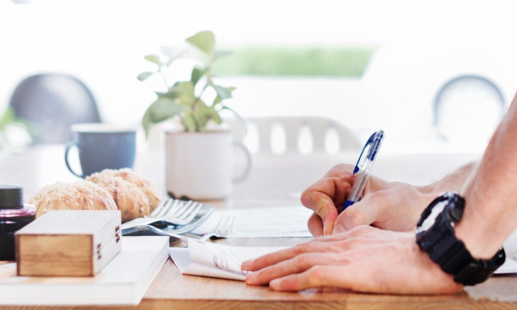 Master your monthly budget: 8 easy tips to track expenses