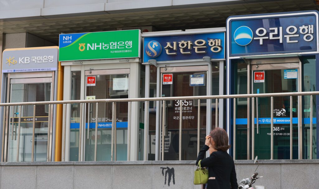 Windfall gains for financial giants: big payouts ahead for investors